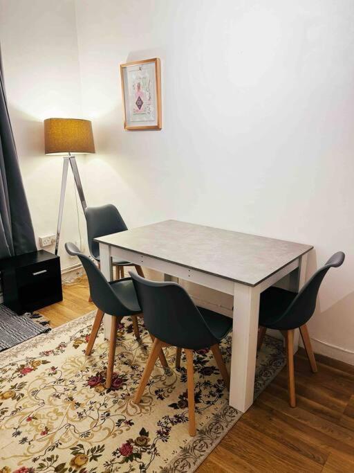 Spacious Flat With 2 To 3 Bedrooms London