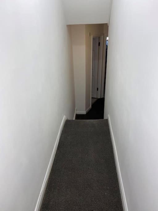 Entire 2 Bed Flat 10 Mins To Apartamento