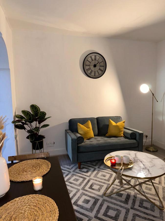 Artistic Two Bedroom * London