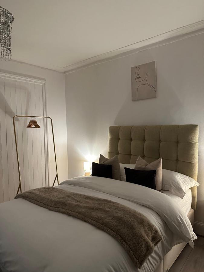 Apartment Artistic Two Bedroom London