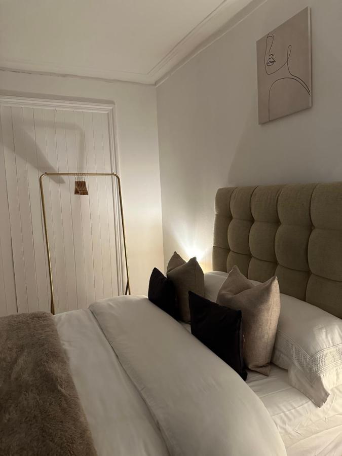 Artistic Two Bedroom * London