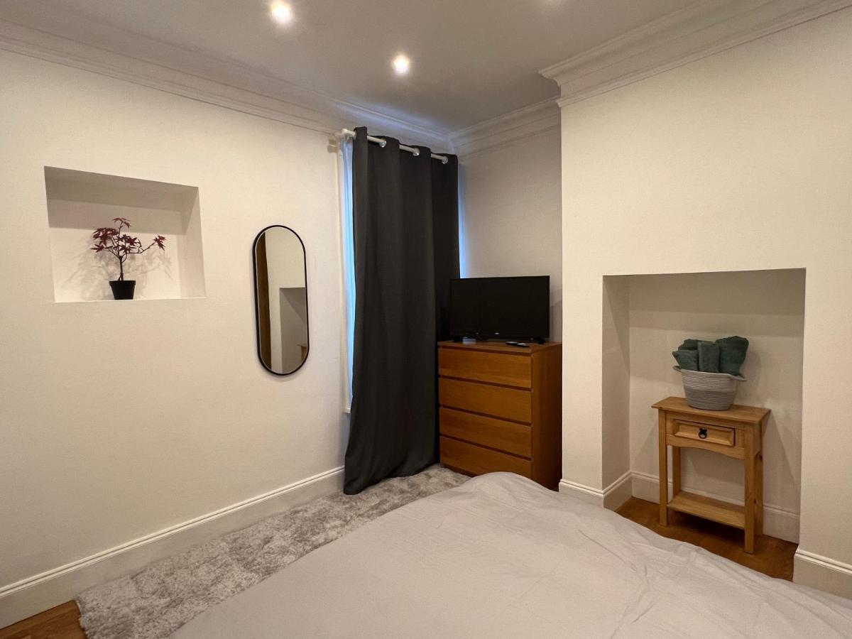 4 Bed House 10 Min Walk To Tube Londen