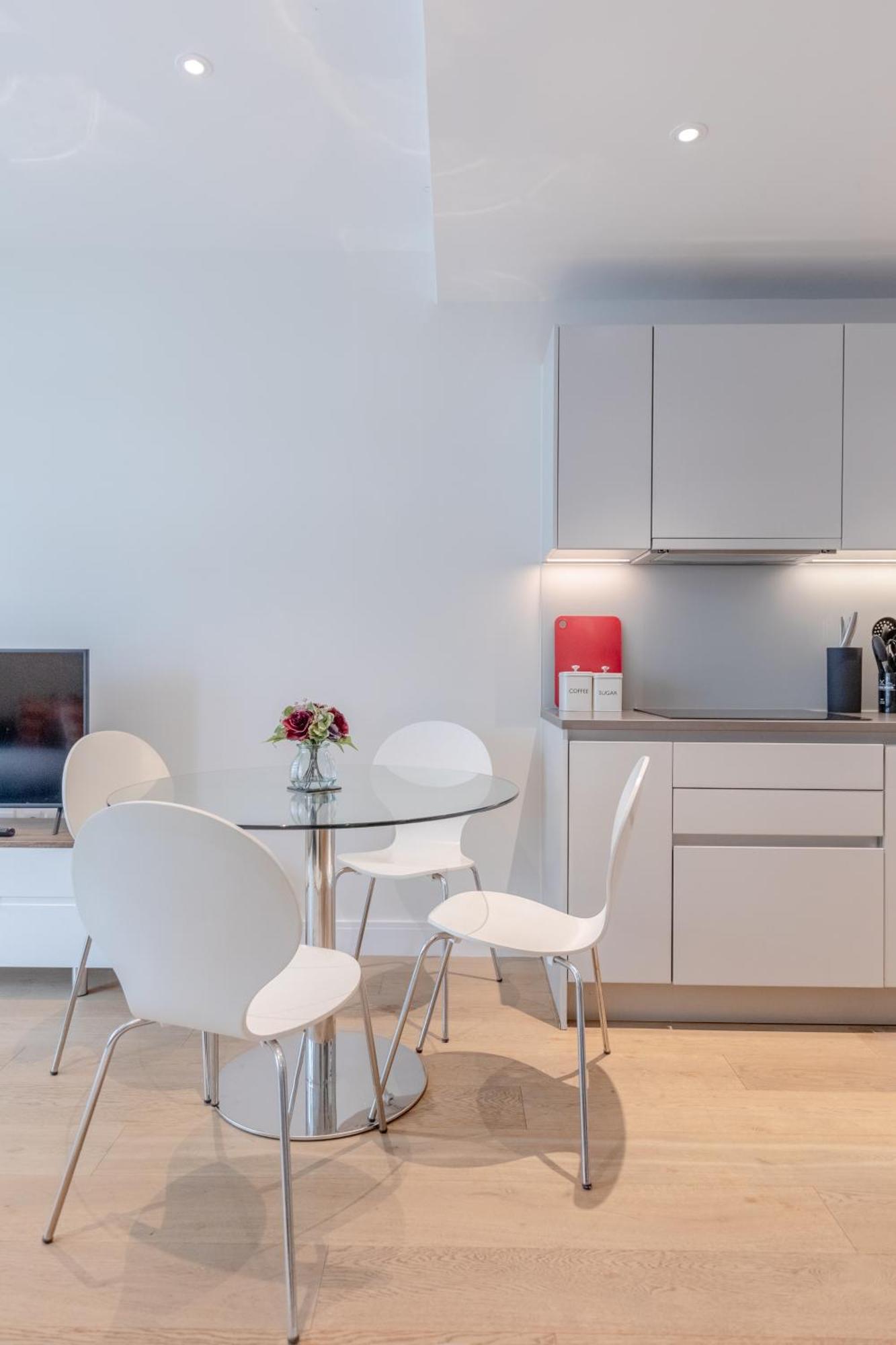 Luxury 2 Bed 2 Bath Close To Chelsea Appartement *