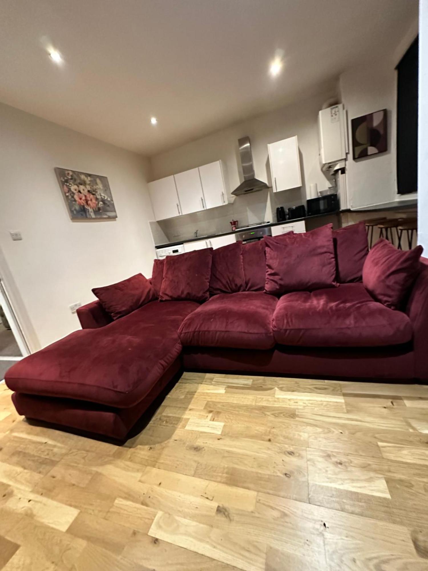 2 Bed Away From Tooting Londen