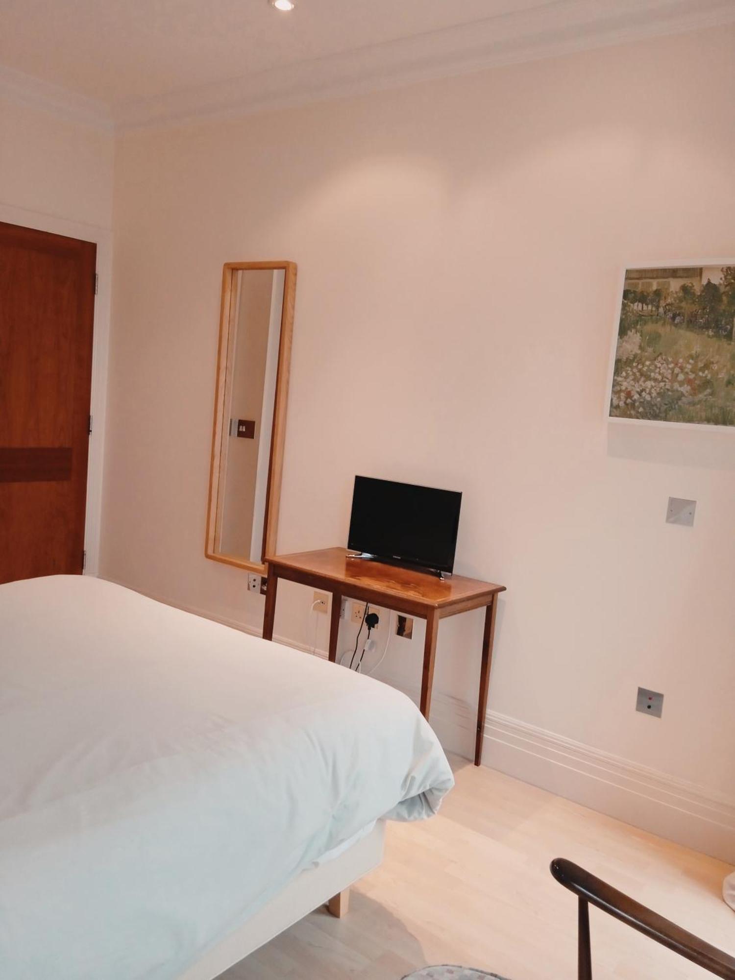 Beautiful With Underground Parking, Balcony In Kew, Richmond