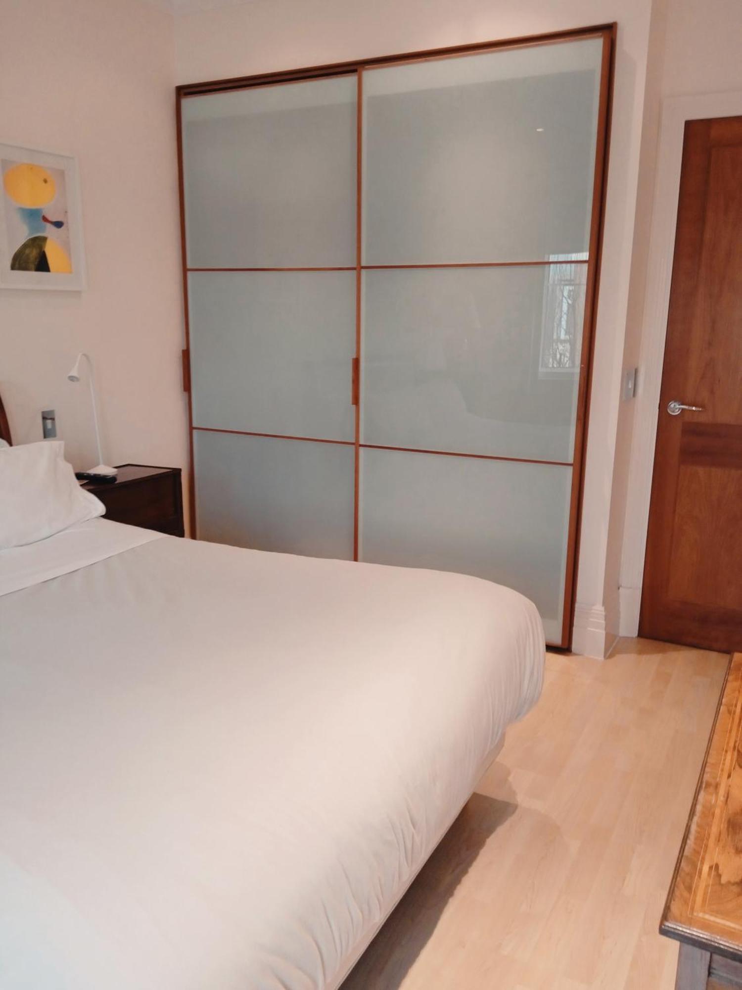 Beautiful With Underground Parking, Balcony In Kew, Richmond * London