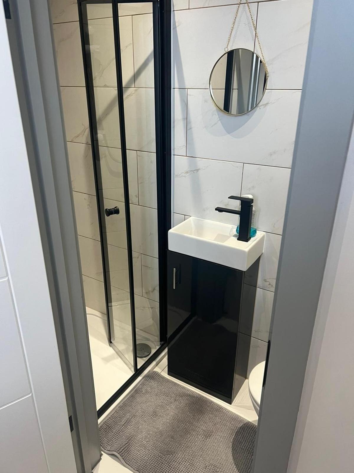 Serviced Ensuite Double - Near Greenwich Park - The O2 Arena - Nearby Transport Links To - New Cross Station - Lewisham Se14 Guest house *
