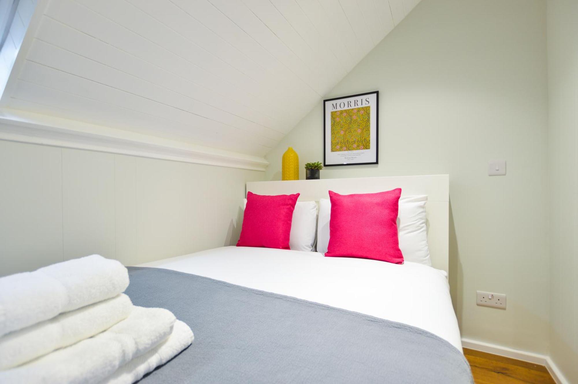 Split Level At West Hampstead By Concept Apartment *