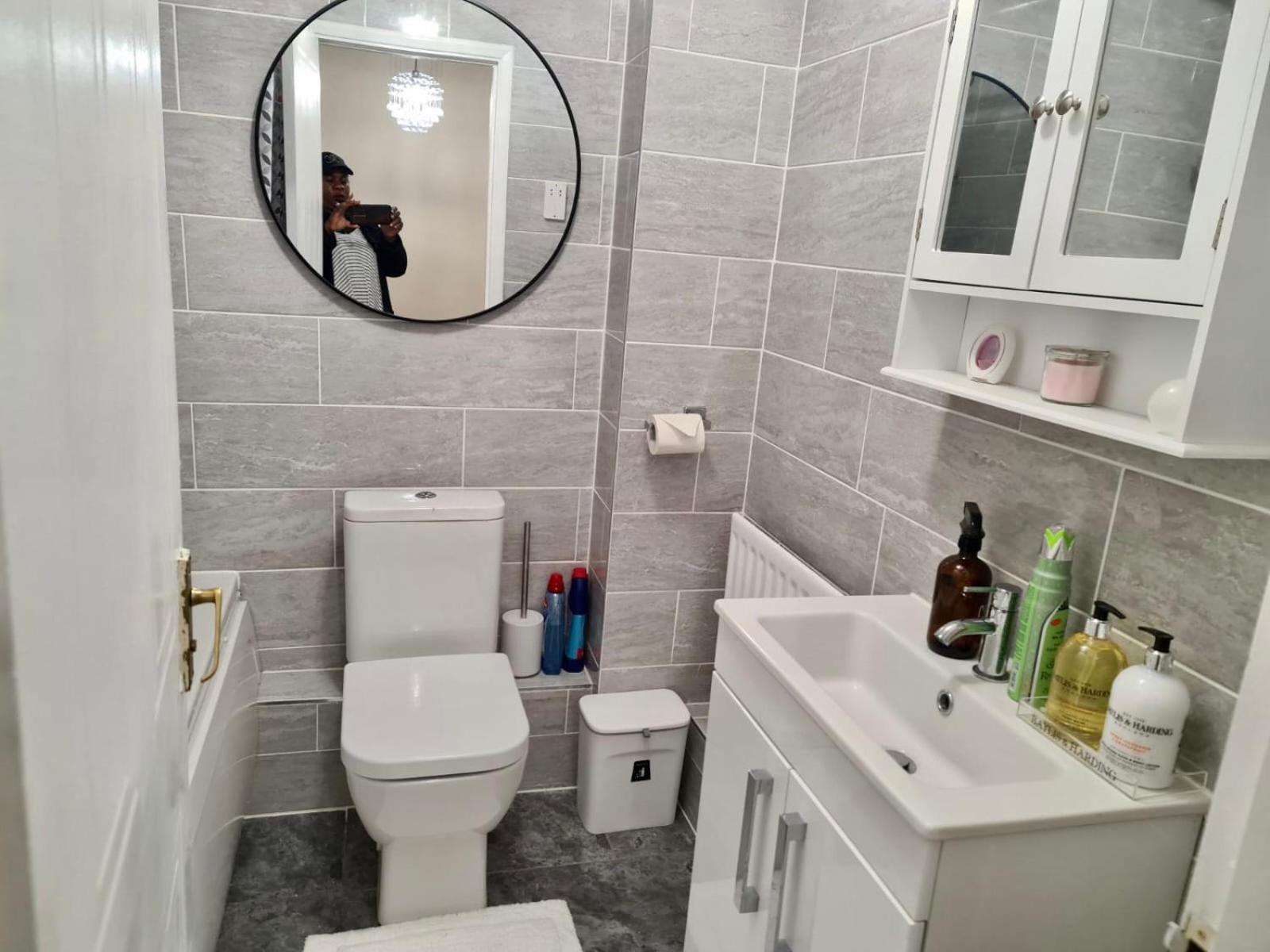 - Sleeps 4 - Parking - Garden - Petfriendly Vakantiehuis Londen
