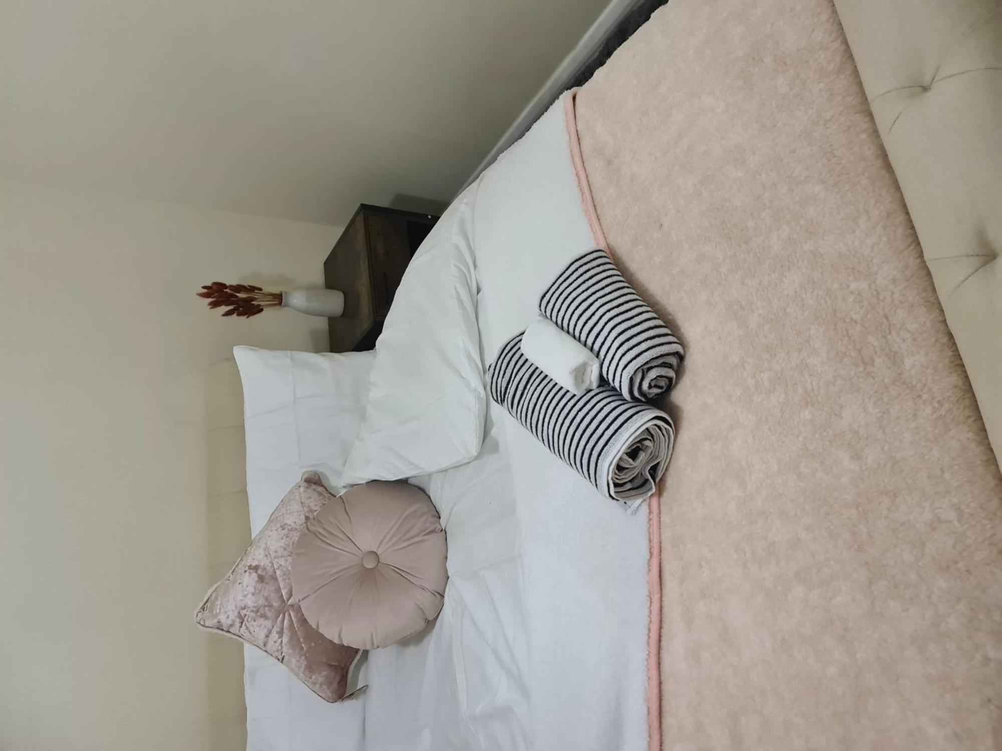 Vakantiehuis - Sleeps 4 - Parking - Garden - Petfriendly Londen
