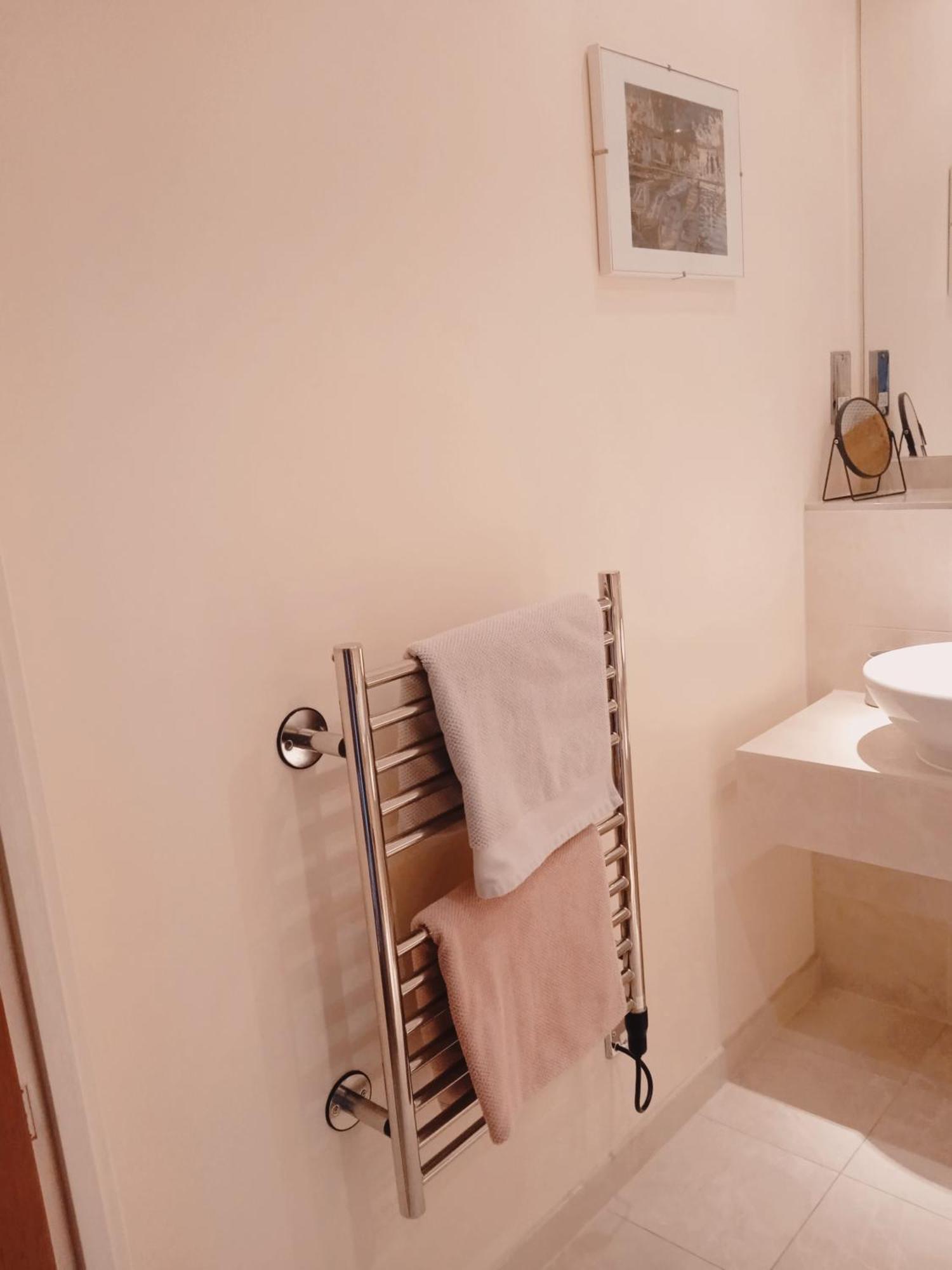 Beautiful With Underground Parking, Balcony In Kew, Richmond