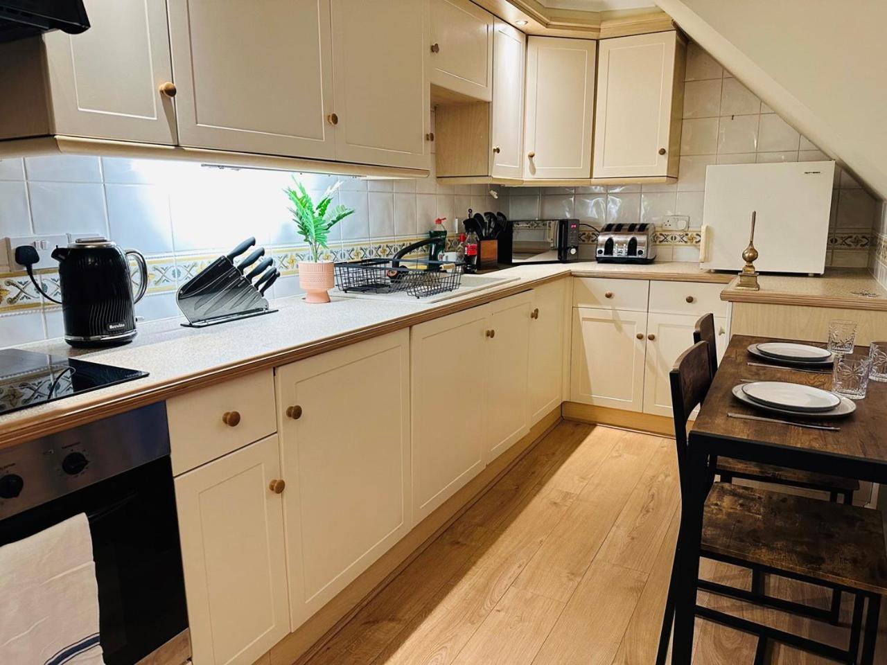 Wimbledon Elegance: 2-bedroom Retreat