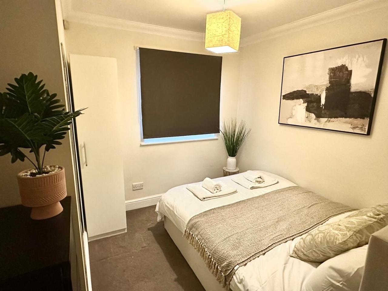 Wimbledon Elegance: 2-bedroom Retreat *