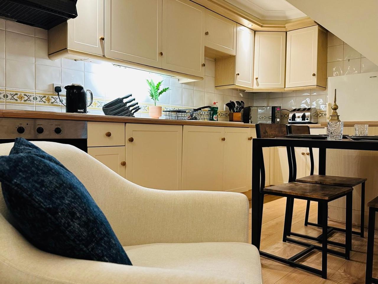 Wimbledon Elegance: 2-bedroom Retreat Apartment