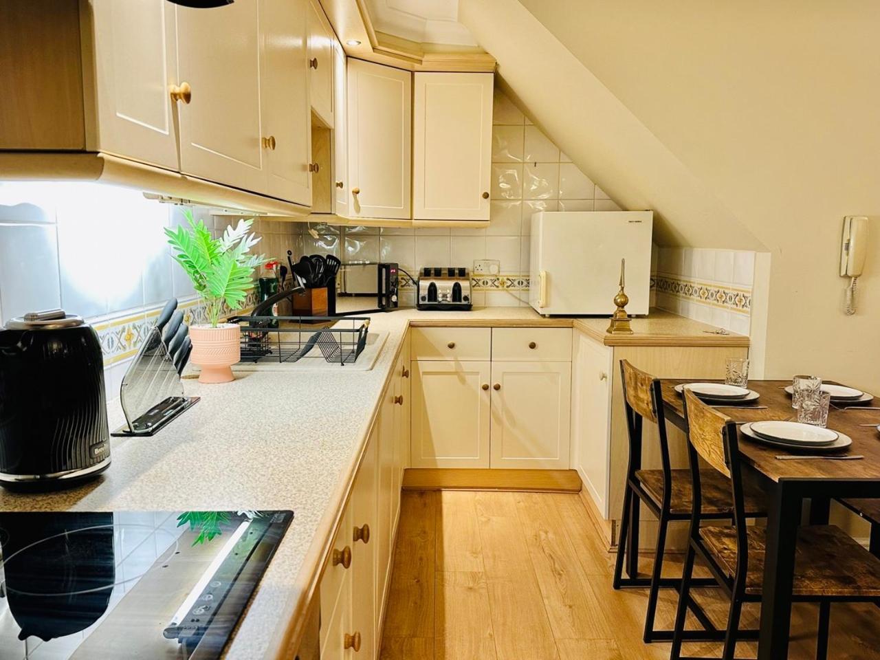 Wimbledon Elegance: 2-bedroom Retreat