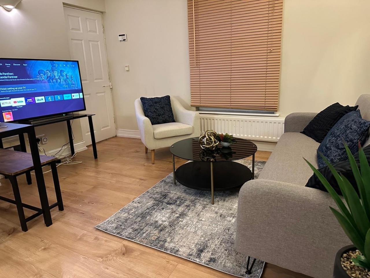 Wimbledon Elegance: 2-bedroom Retreat London