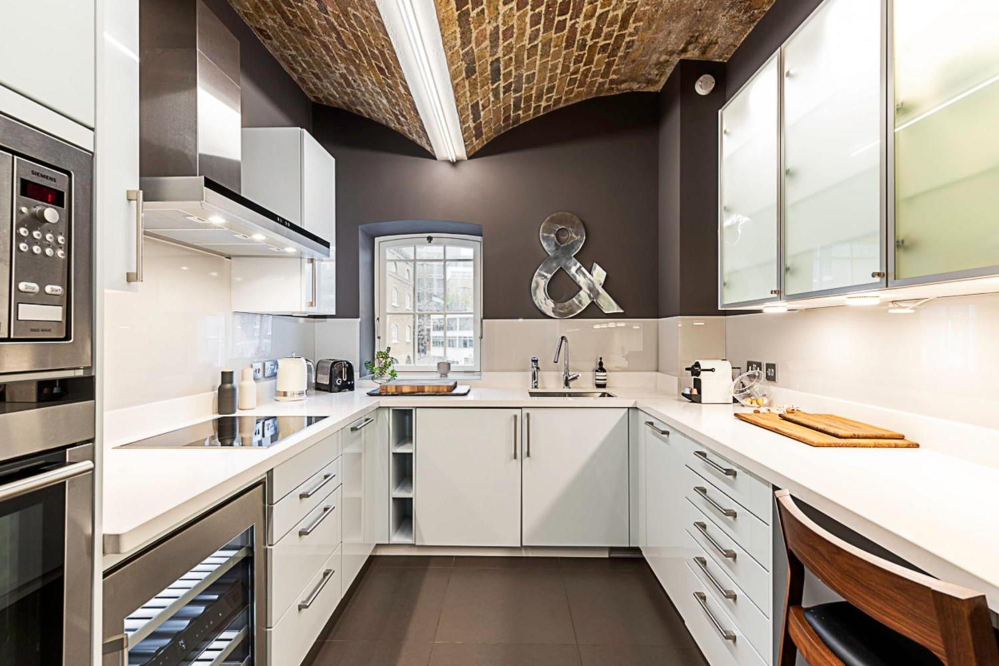 Charming In St Katharine Docks Apartment London