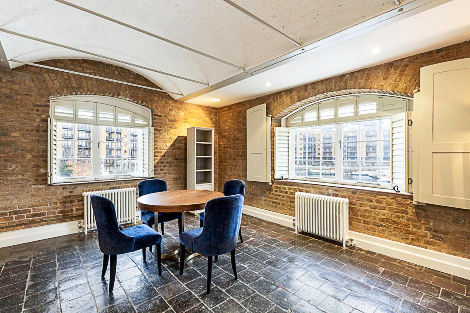 Charming In St Katharine Docks Apartment