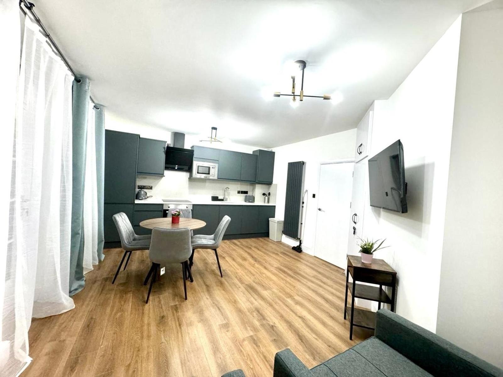 Centre One Bedroom Next To Station, Newly Renovated * Londres