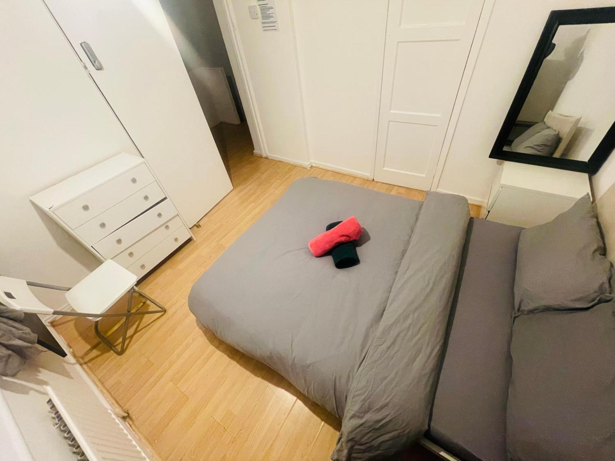Double Near Canary Wharf 28 * London
