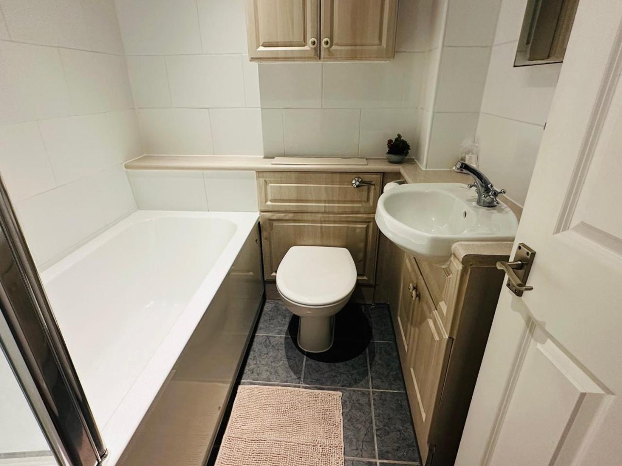 Wimbledon Elegance: 2-bedroom Retreat London
