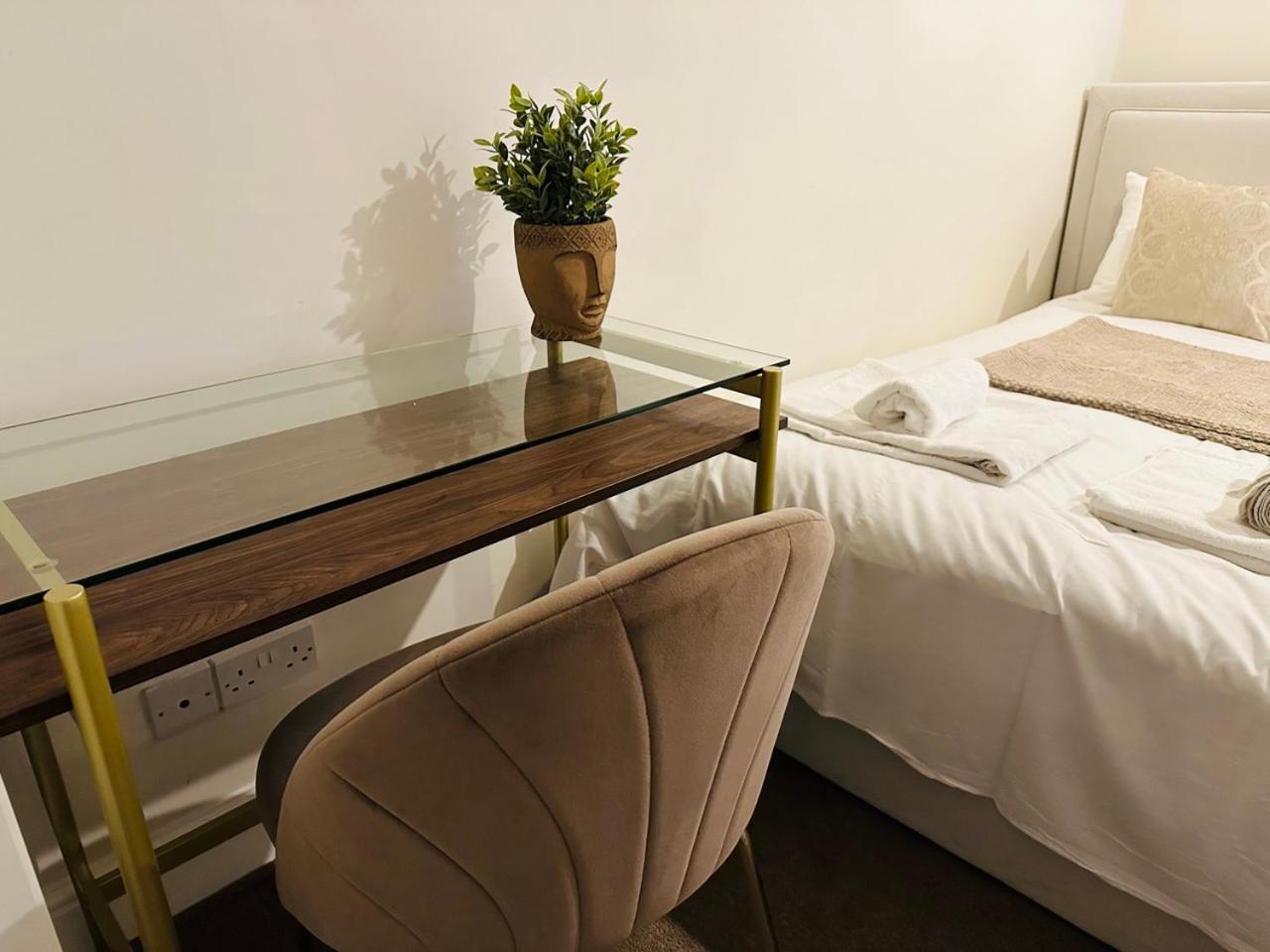 Wimbledon Elegance: 2-bedroom Retreat *