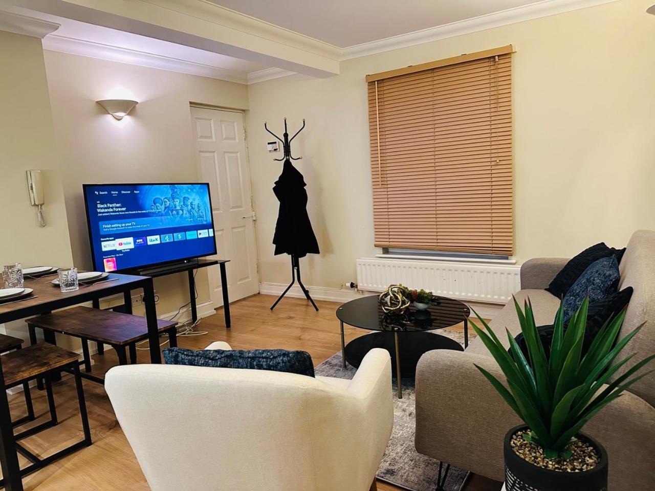Wimbledon Elegance: 2-bedroom Retreat London