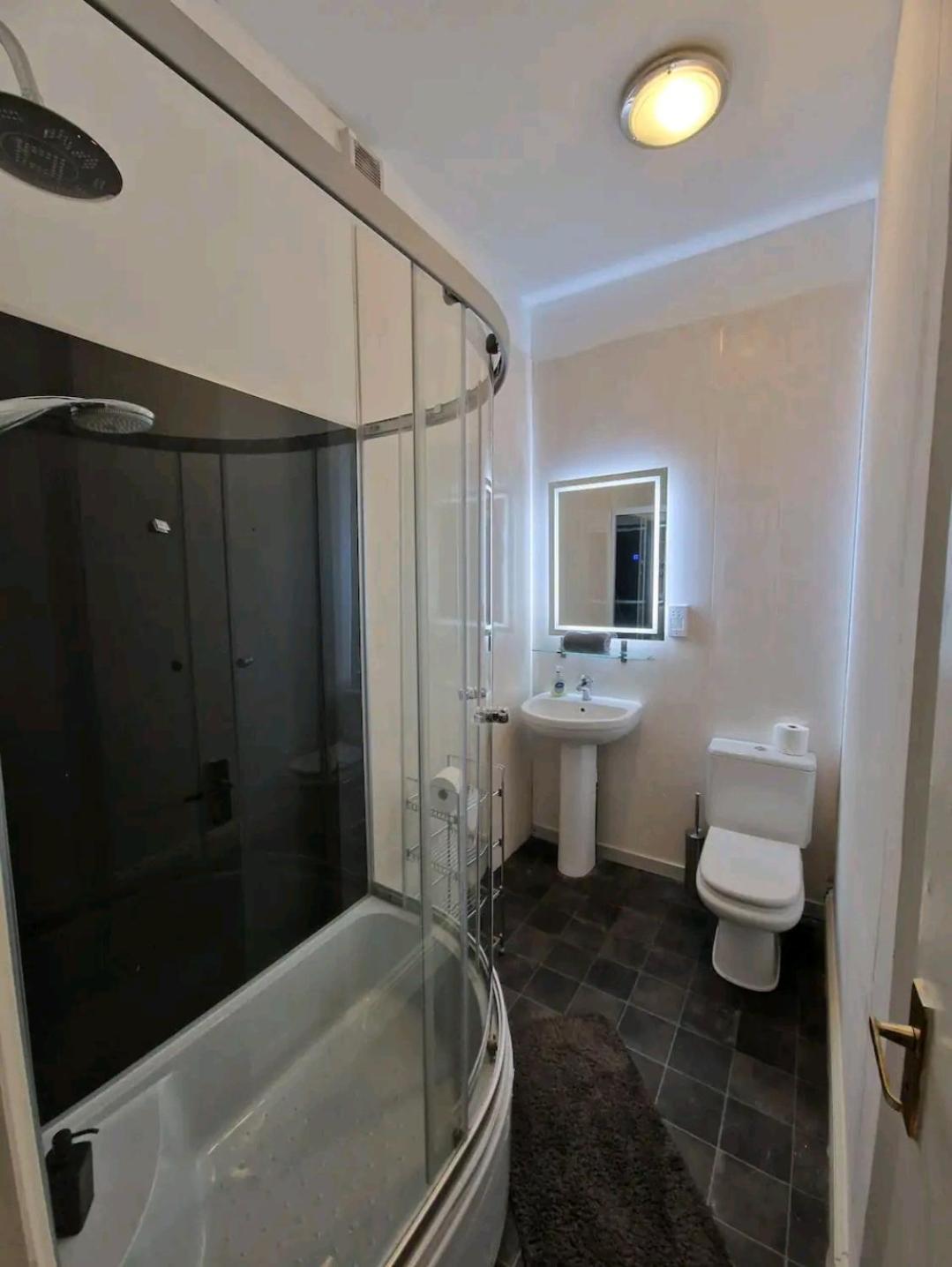 Affordable In Shared Flat, Bridge Habitación en casa particular *