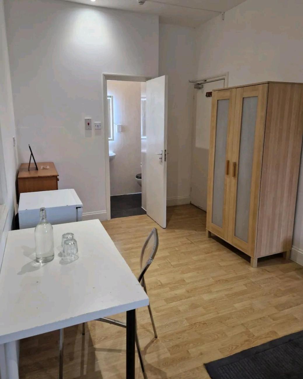 Affordable In Shared Flat, Bridge Habitación en casa particular