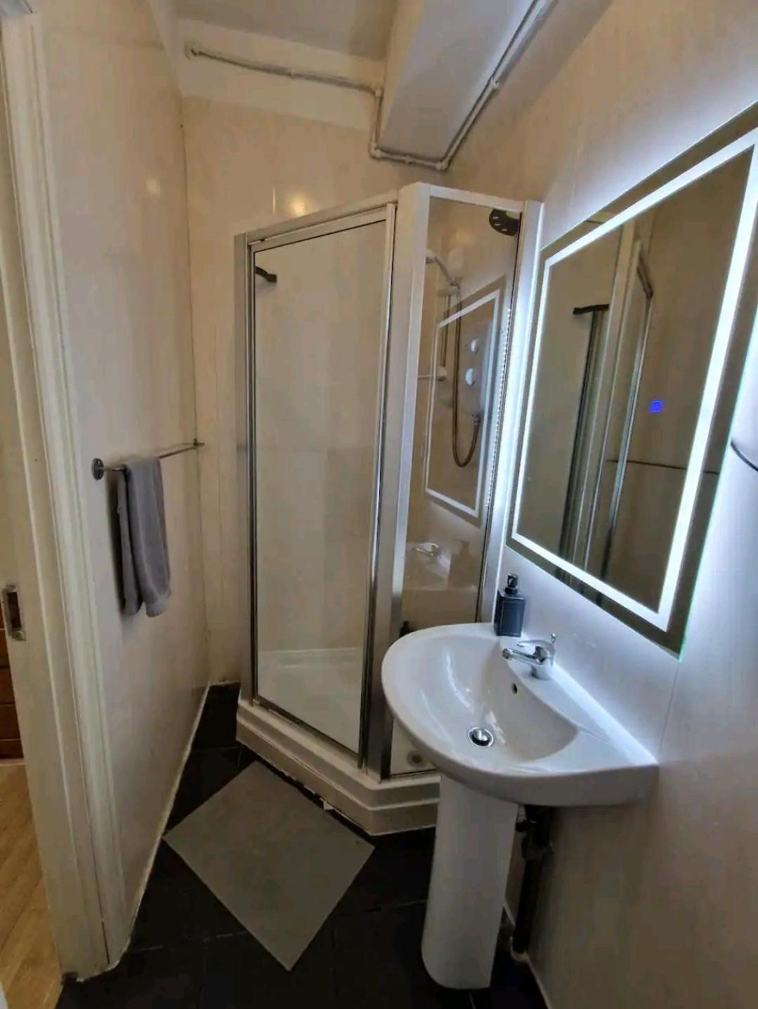 Affordable In Shared Flat, Bridge Habitación en casa particular *