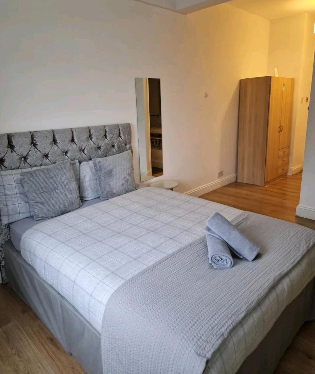 Affordable In Shared Flat, Bridge Habitación en casa particular *