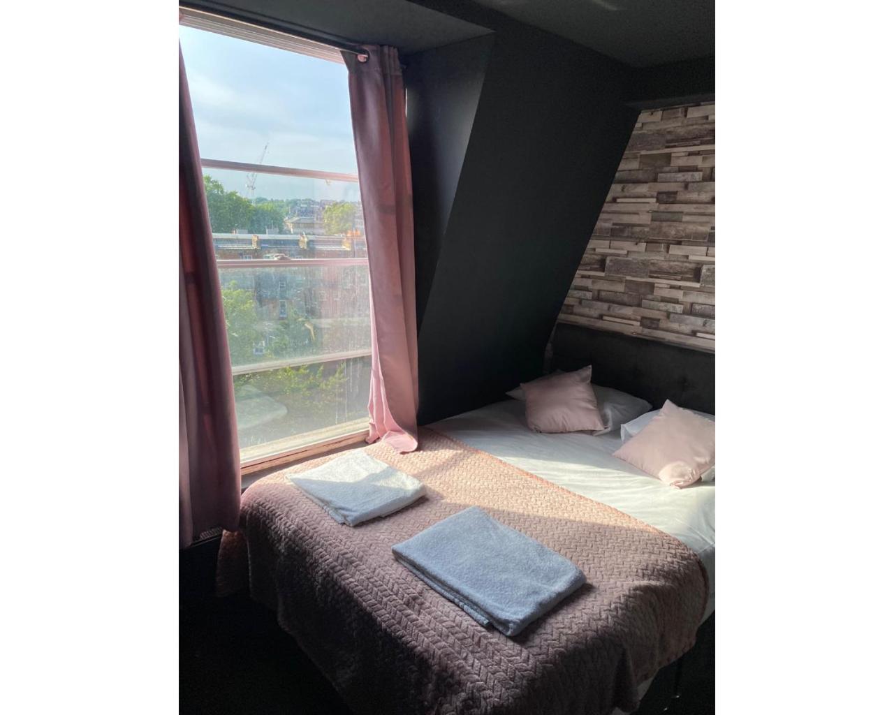 Amsterdam 2* London