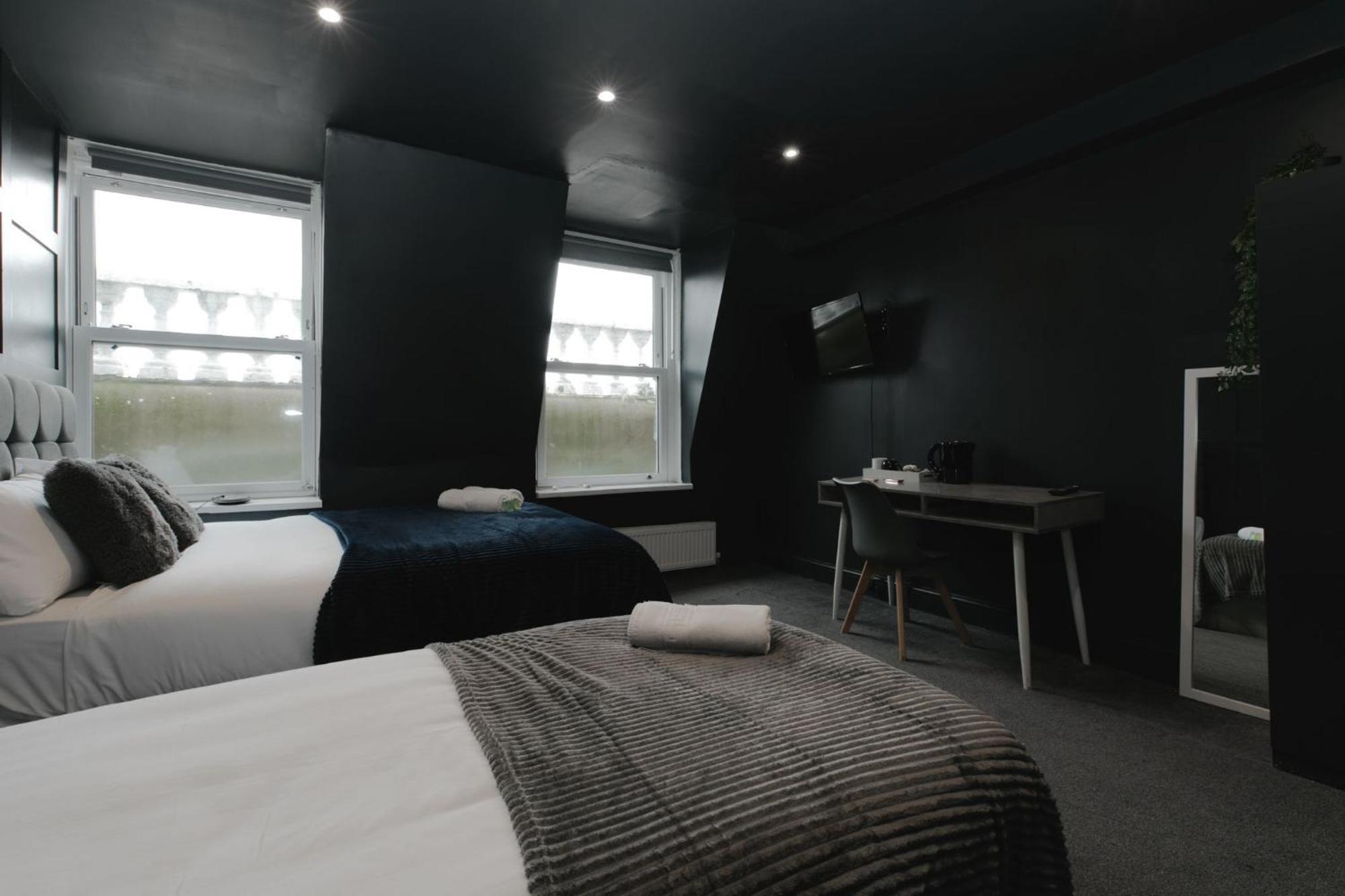 Amsterdam Hotel 2*