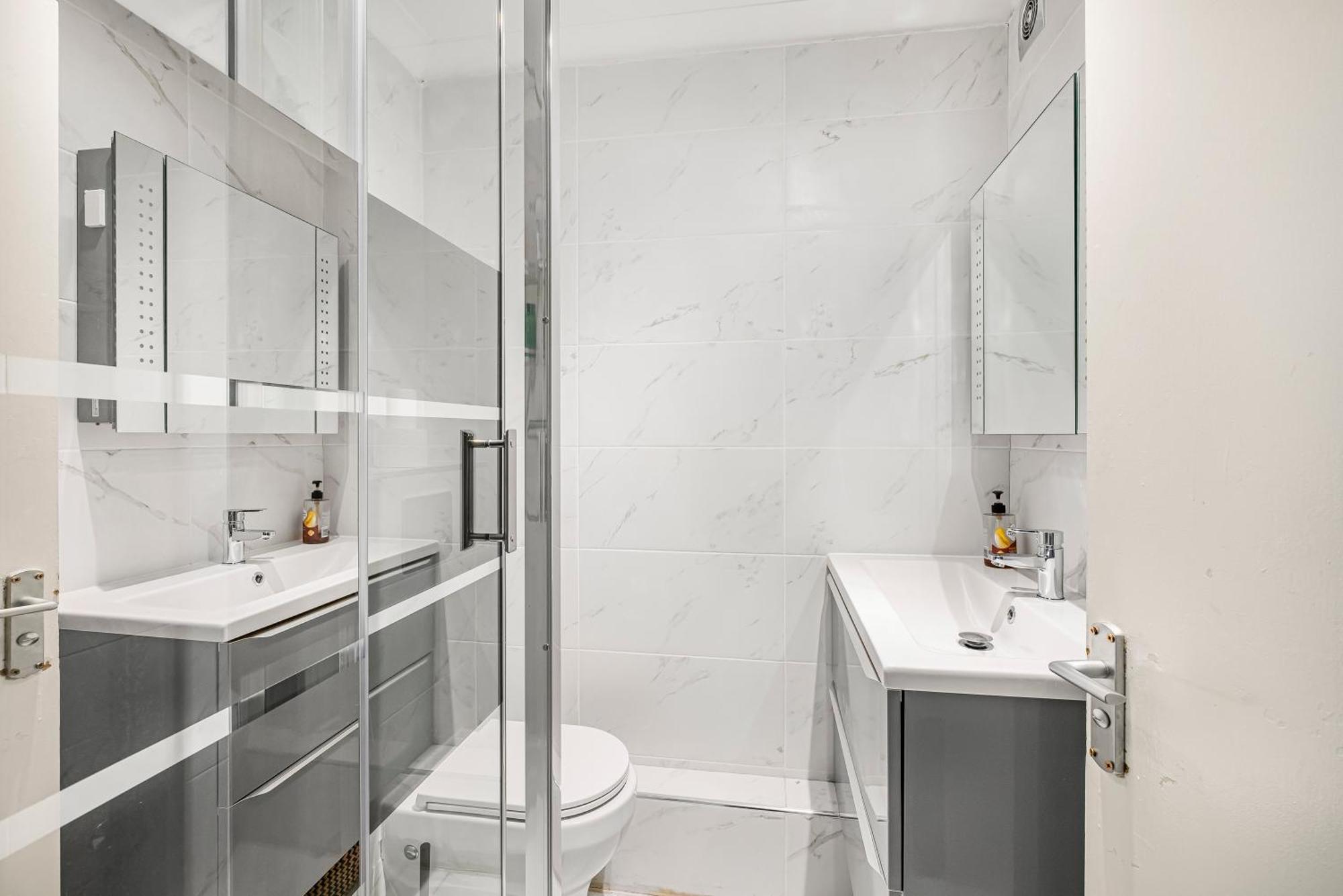 Two Stunning Bedrooms & Private Balcony & River View Habitación en casa particular Londres