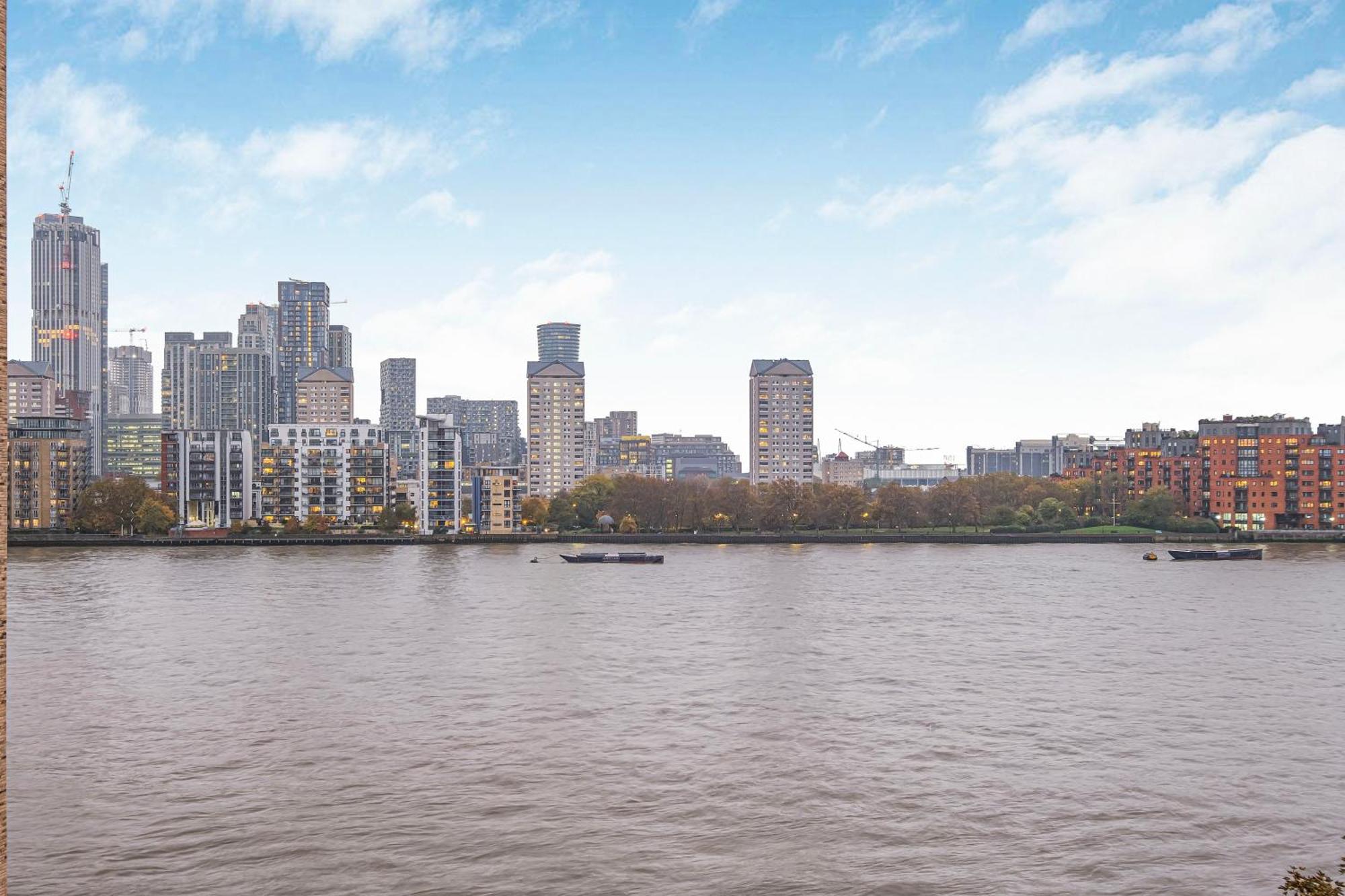 Habitación en casa particular Two Stunning Bedrooms & Private Balcony & River View Londres