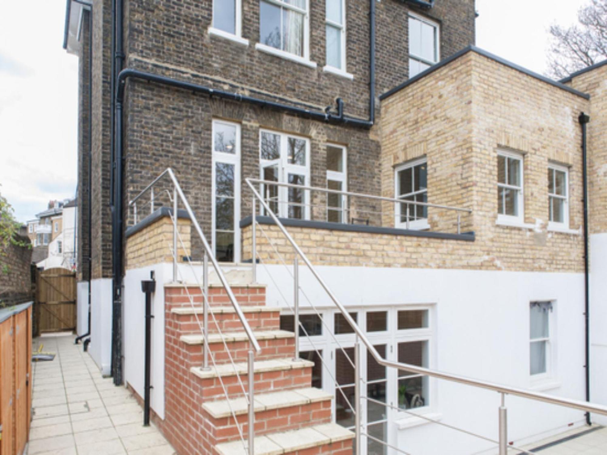 Pass The Keys - Spacious Flat With Private Sun Terrace In South East Londen