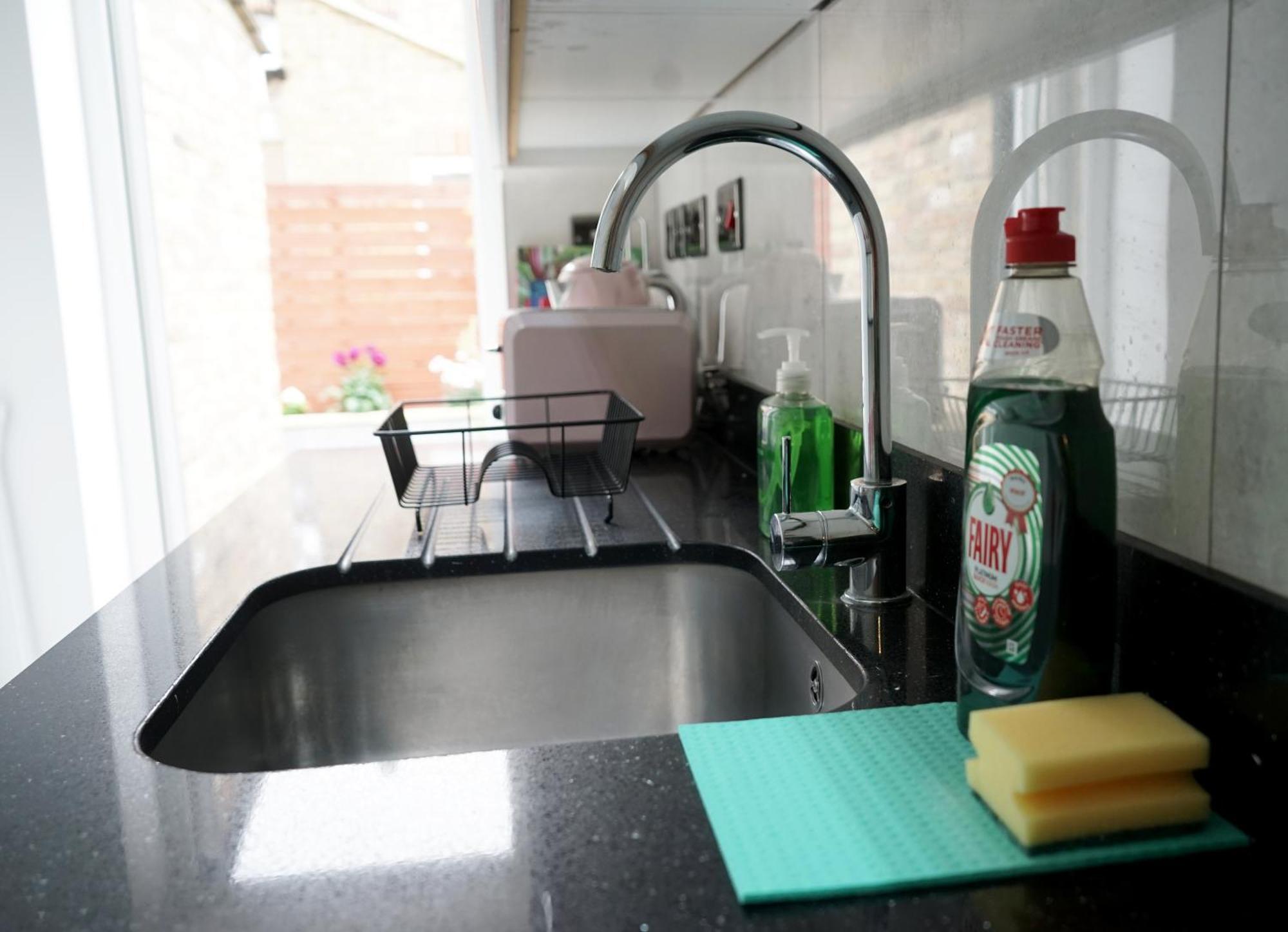 Luxury House Sleeps 13, 2 Minutes To Metro London