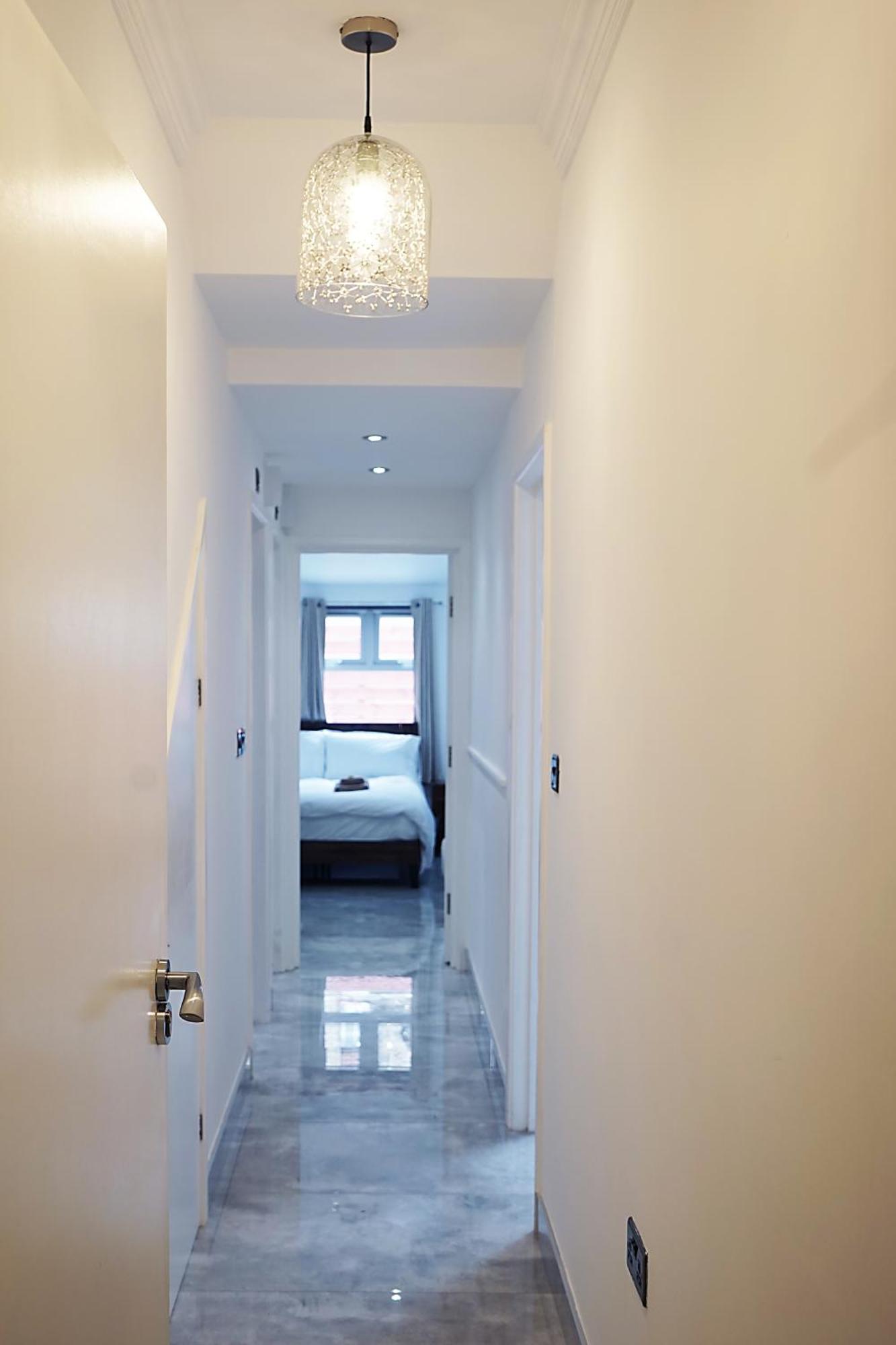 Ferienhaus Luxury House Sleeps 13, 2 Minutes To Metro *