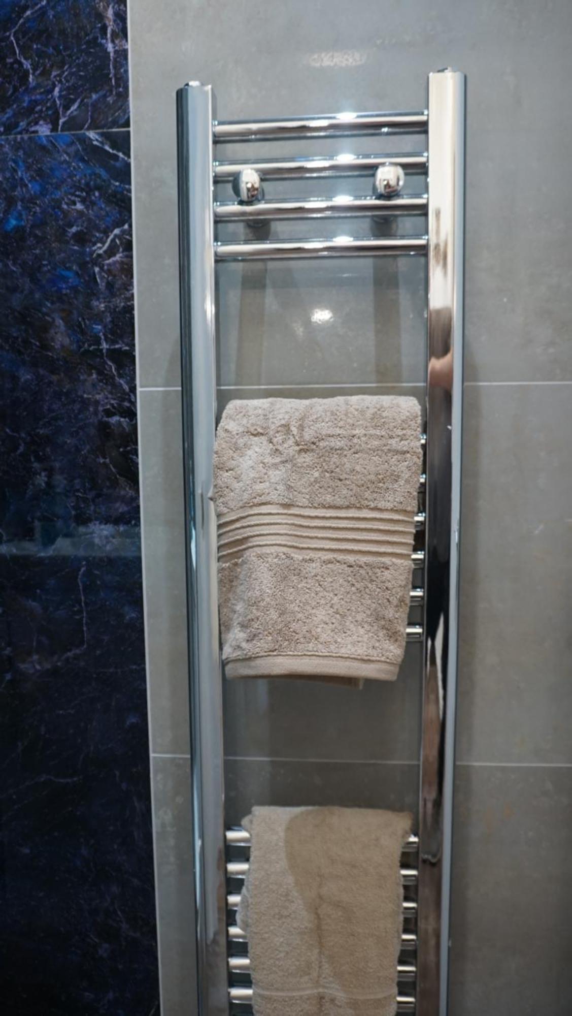 Ferienhaus Luxury House Sleeps 13, 2 Minutes To Metro London
