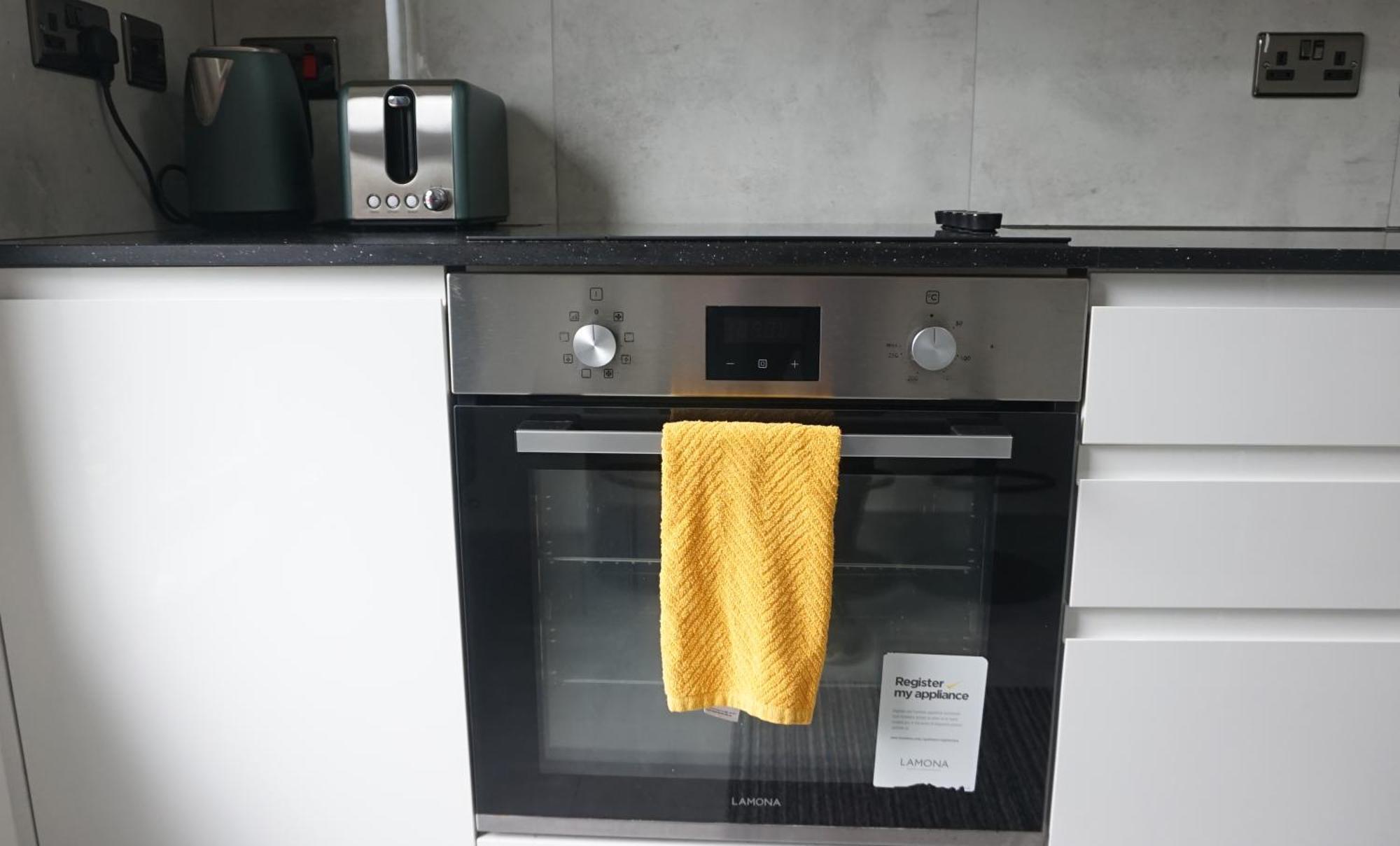 Luxury House Sleeps 13, 2 Minutes To Metro Ferienhaus London