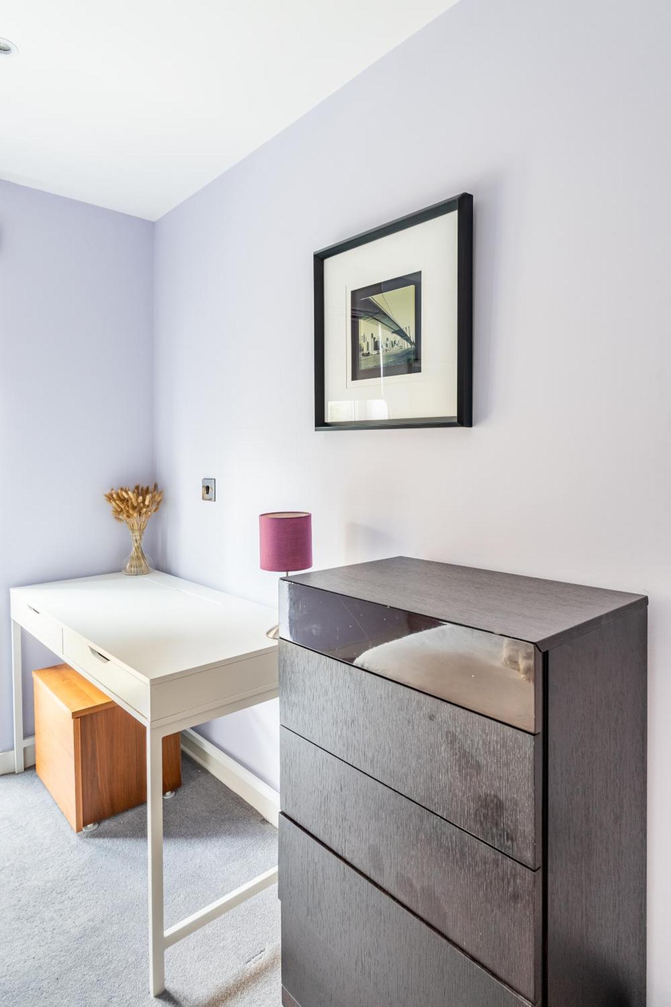 King Beds Apartment With En-Suite, Private Balcony And Elevator By Iconic Portobello Market *