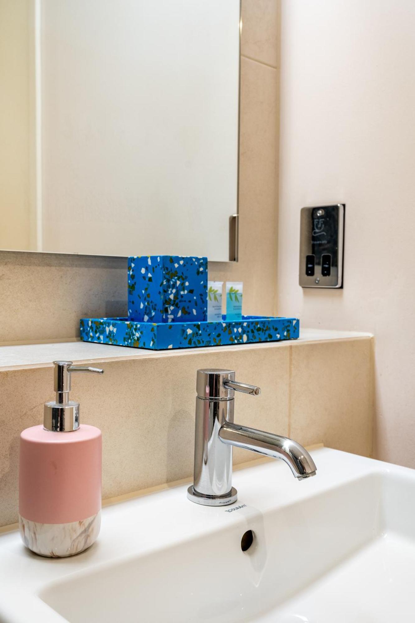 King Beds Apartment With En-Suite, Private Balcony And Elevator By Iconic Portobello Market London