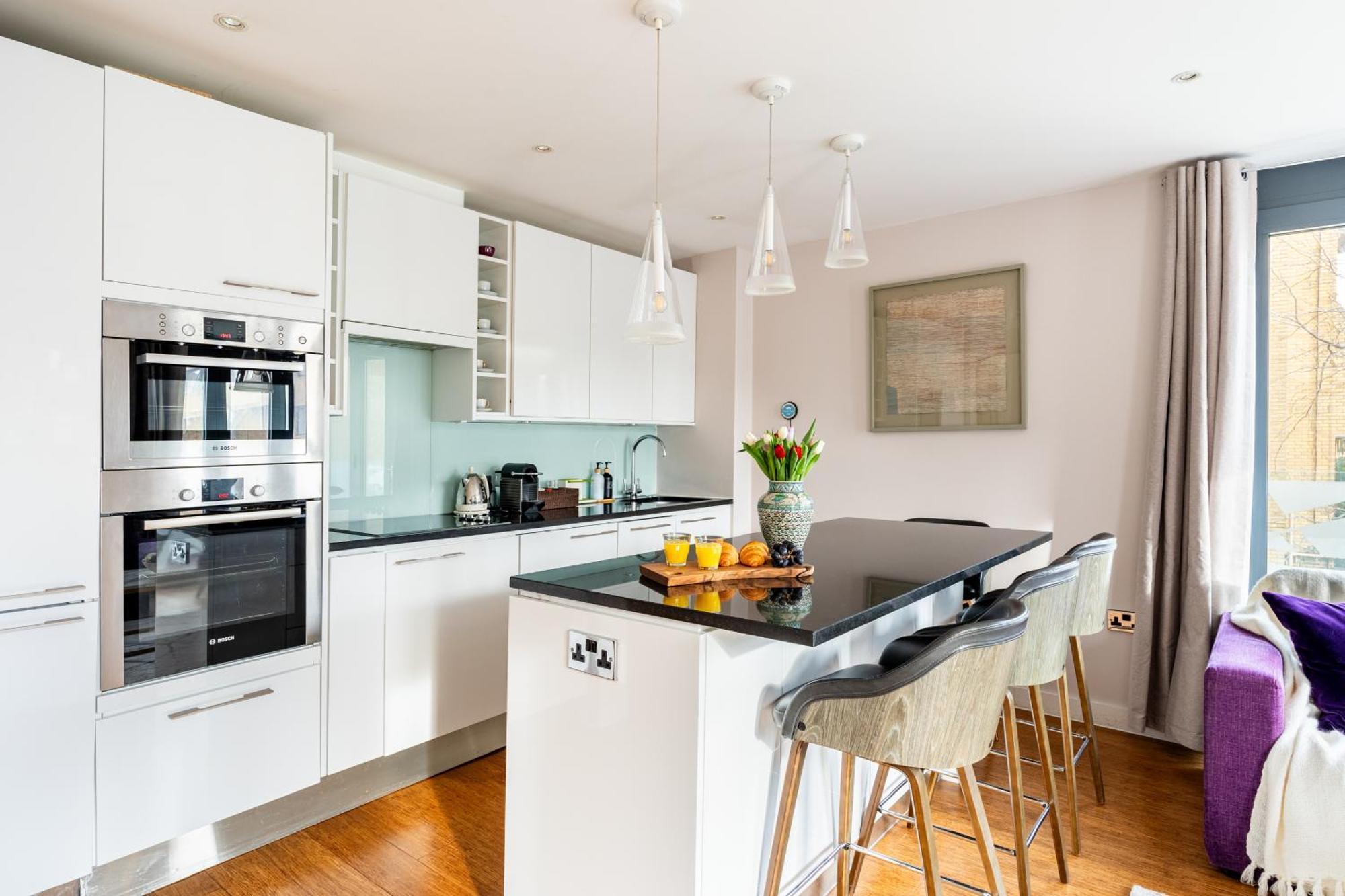 King Beds Apartment With En-Suite, Private Balcony And Elevator By Iconic Portobello Market *