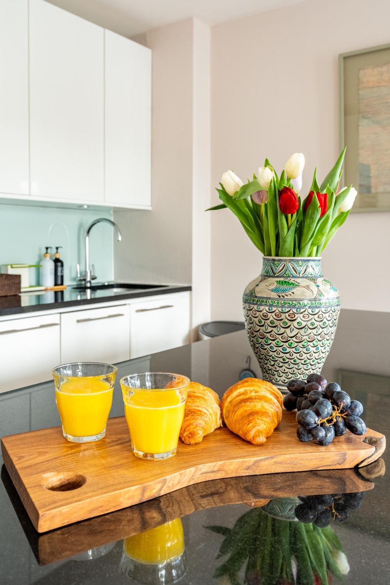 King Beds Apartment With En-Suite, Private Balcony And Elevator By Iconic Portobello Market Apartment