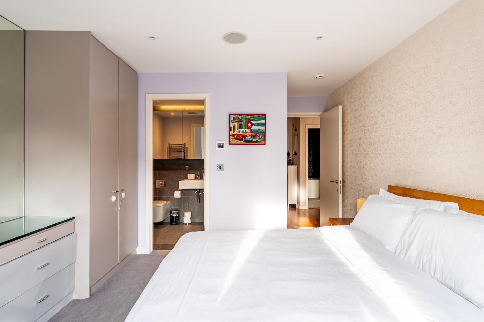 King Beds Apartment With En-Suite, Private Balcony And Elevator By Iconic Portobello Market *