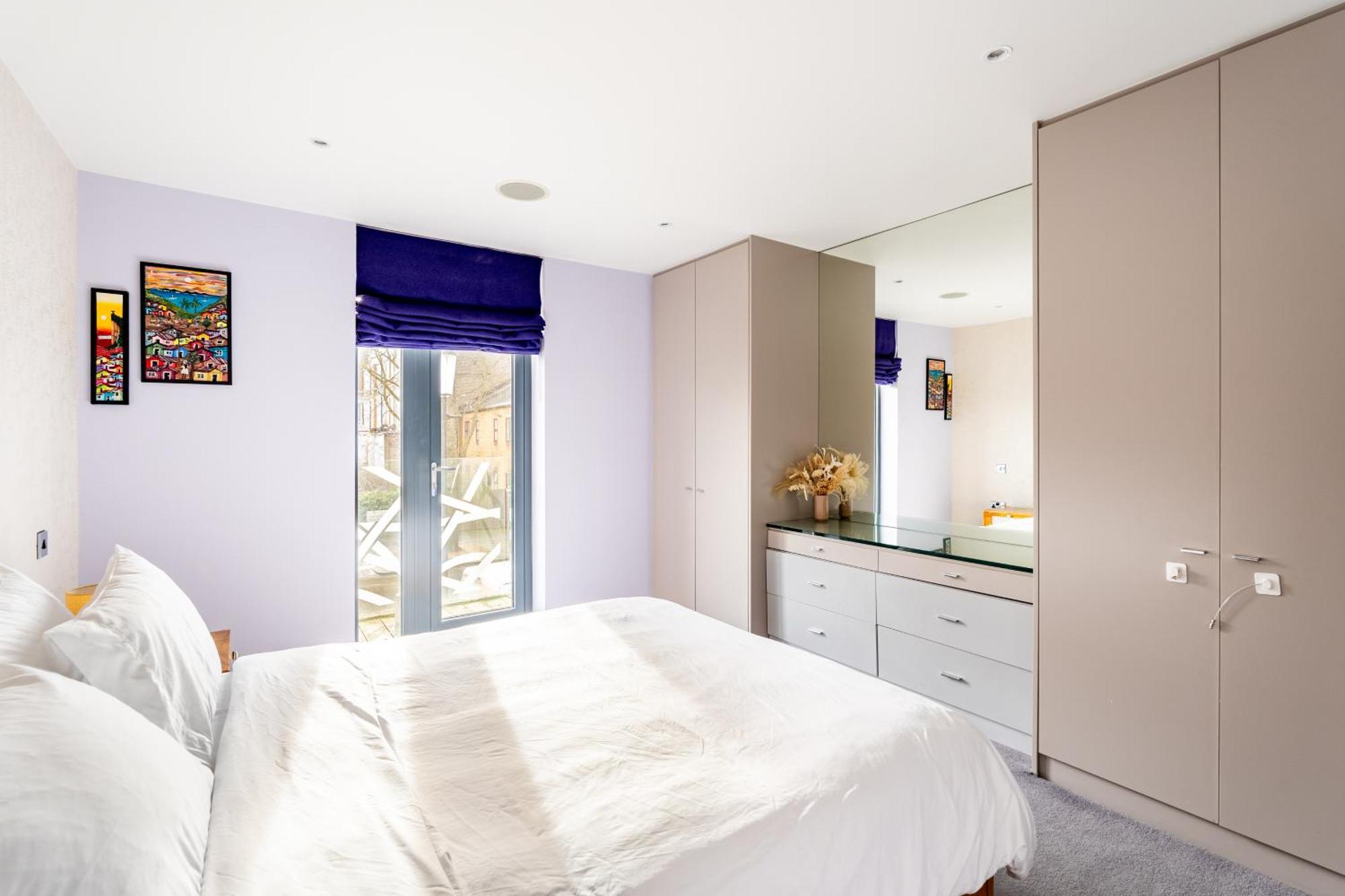 King Beds Apartment With En-Suite, Private Balcony And Elevator By Iconic Portobello Market Apartment *