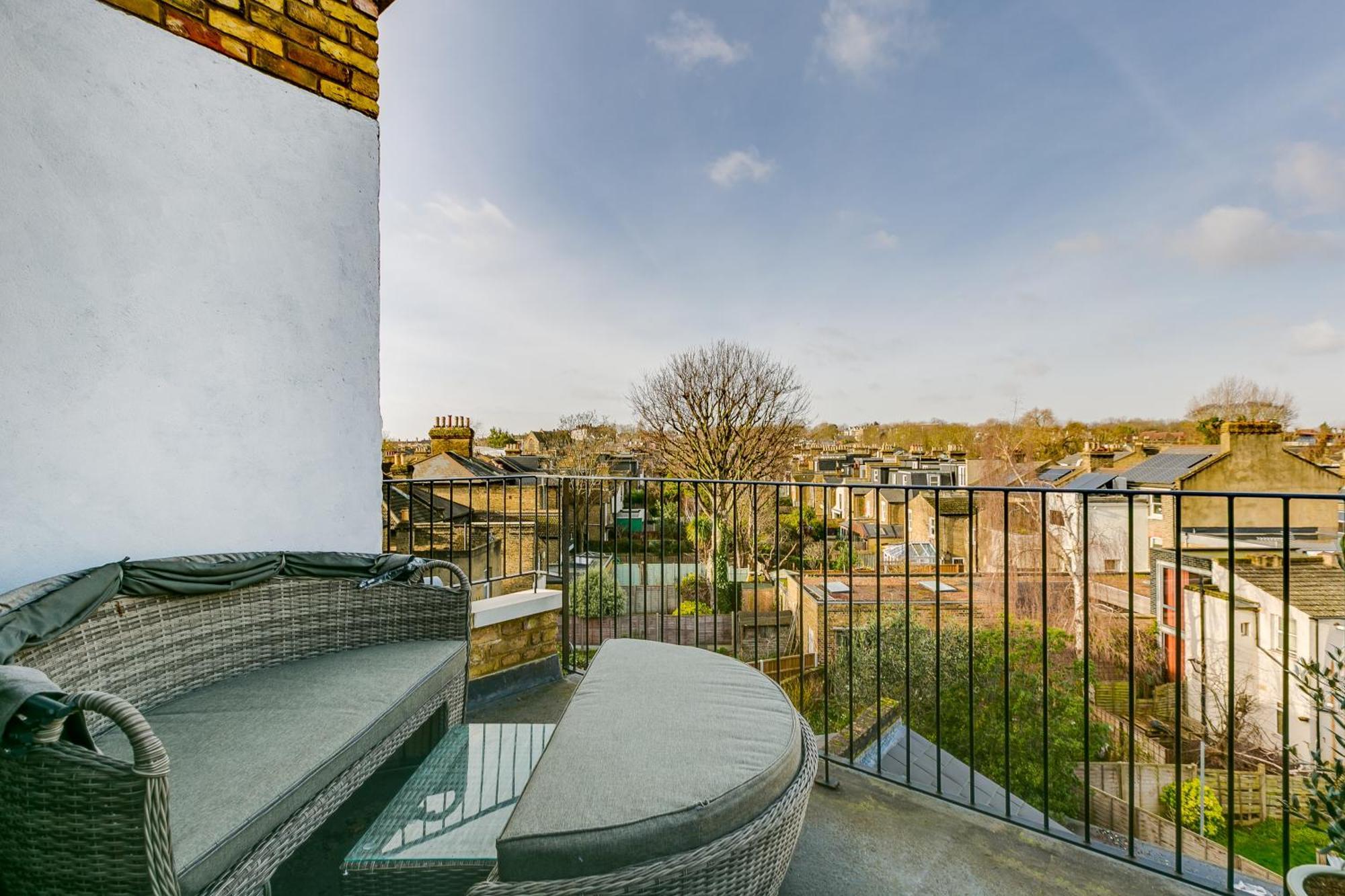 Stylish 2 Bed Flat With Balcony Great Views Nrtube Appartement *