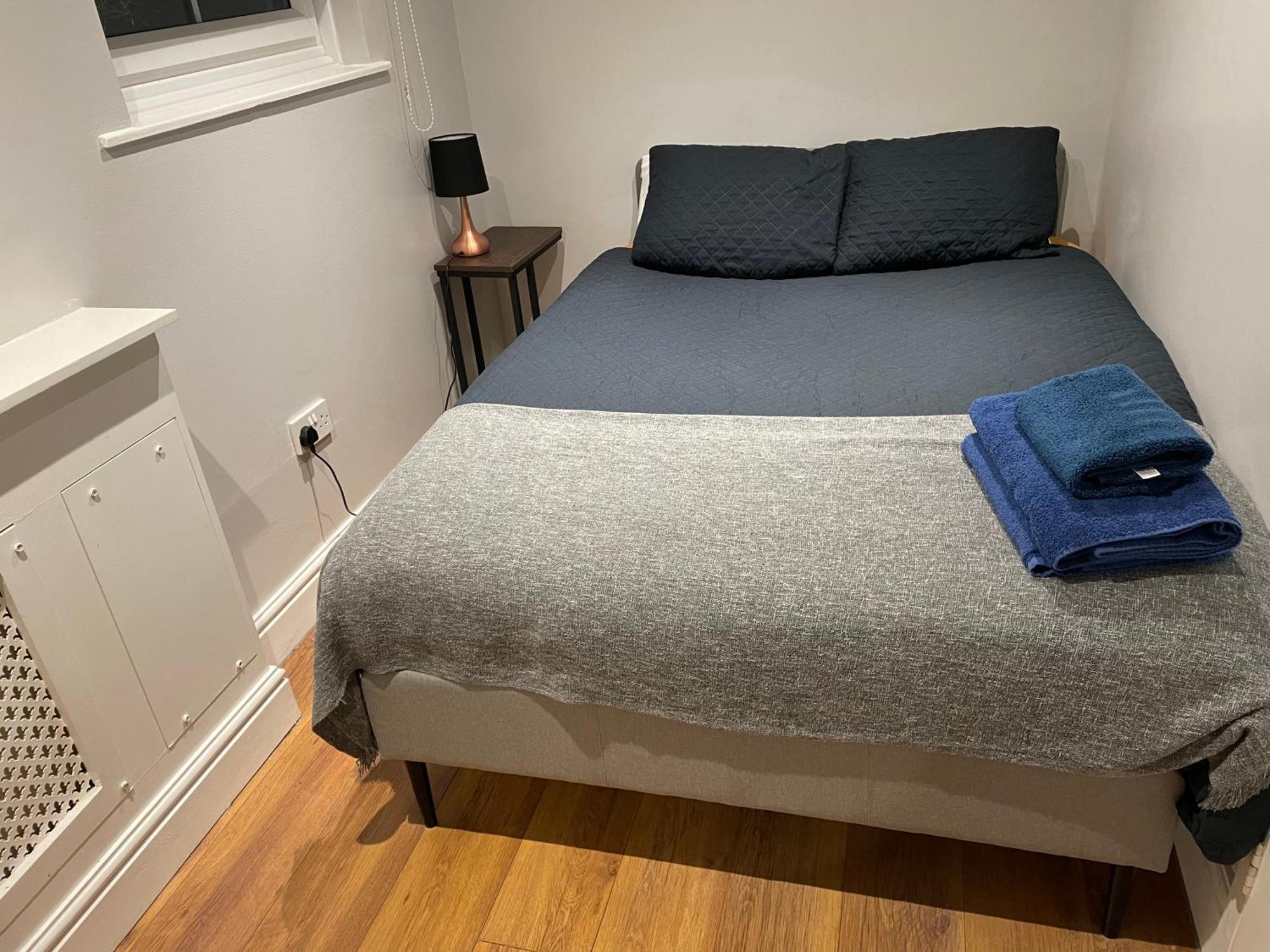 2 Bedroom Chiswick Park Tube Station * Londen