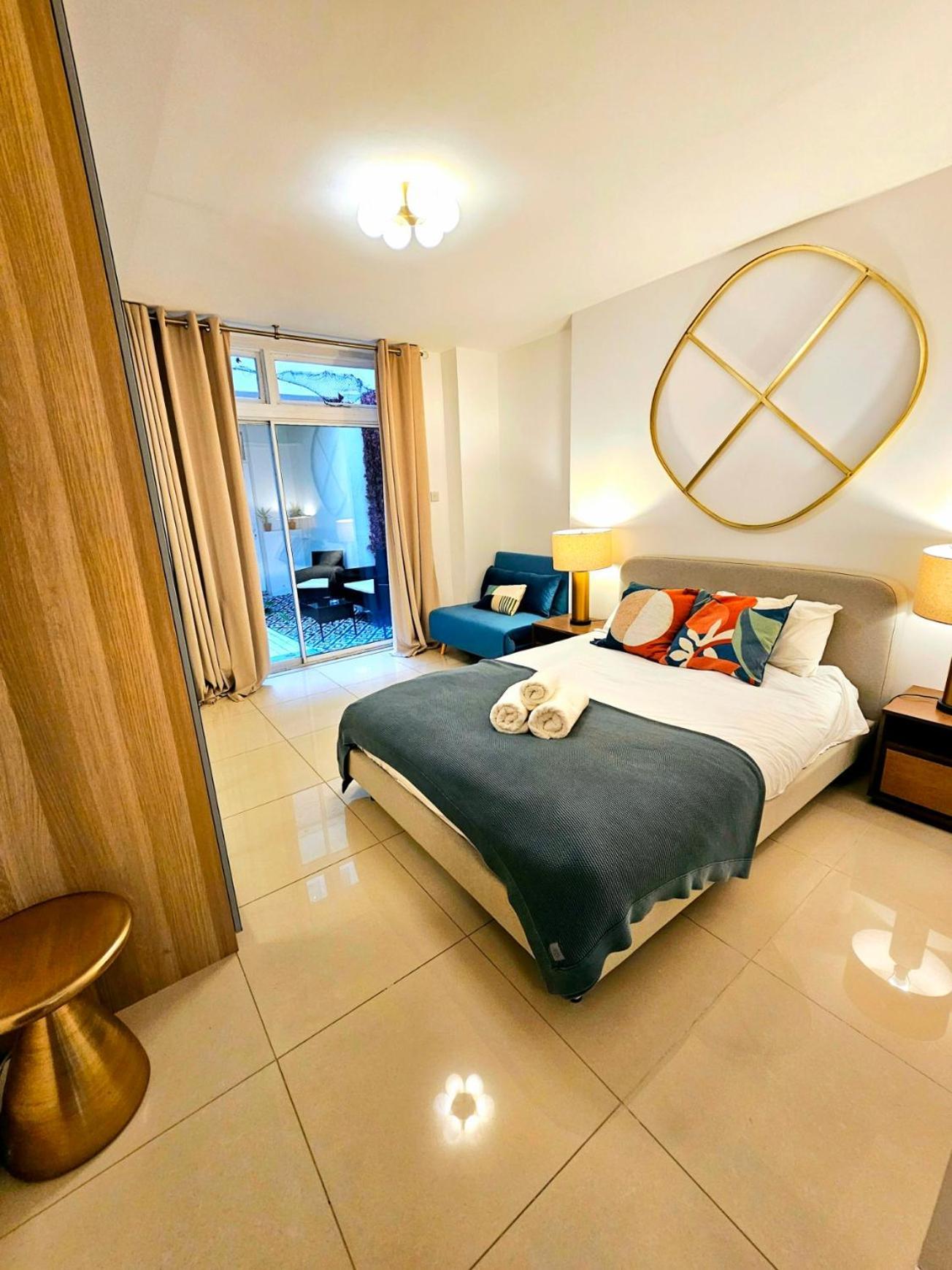 Modern Hyde Park With Private Entrance & Private Back Patio Near Bayswater & Paddington Stations Apartment