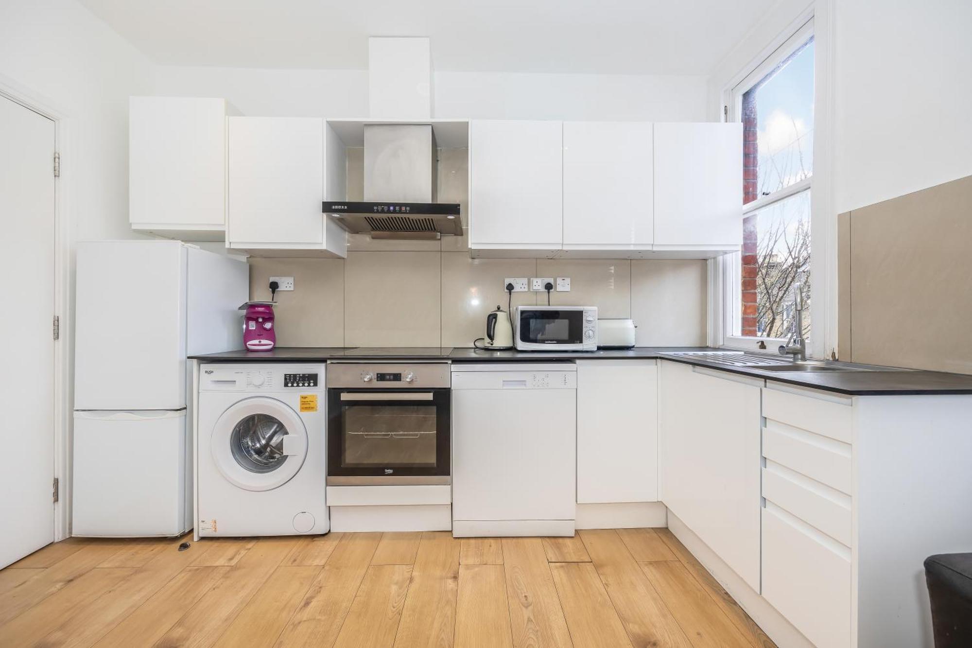Spacious Near Hammersmith Staion Appartement Londen